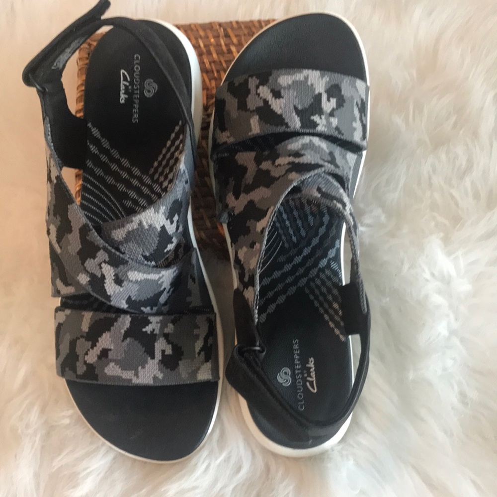 Clarks Women’s Cloudsteppers Mira Lily Sandals (black & grey camo)
